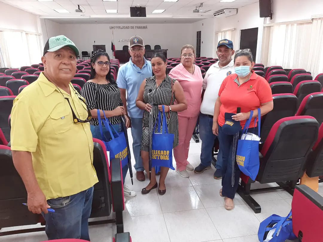 DELEGADOS ELECTORALES RECIBEN UNIFORMES